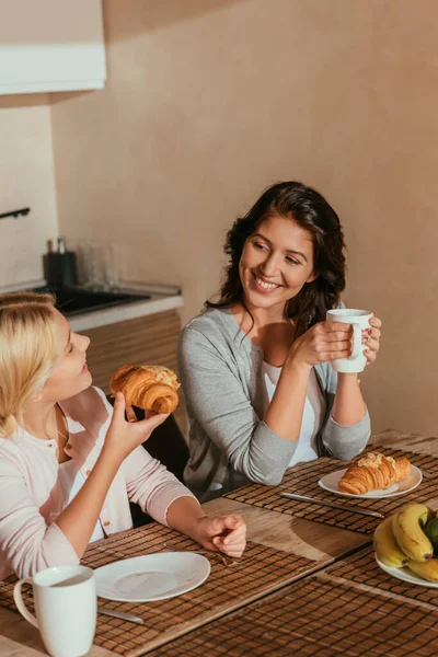 Foco Selectivo Mamá Sonriendo Chiquitín Con Croissant Durante Desayuno Cocina — Foto de Stock
