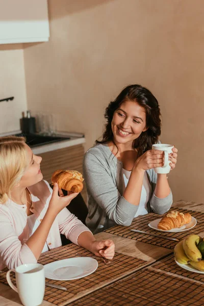 Focalizarea Selectivă Mamei Zâmbind Copil Croissant Timpul Micului Dejun Bucătărie — Fotografie, imagine de stoc