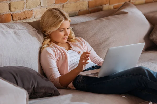 Szelektív Fókusz Aranyos Gyermek Használja Laptop Kanapén Otthon — Stock Fotó