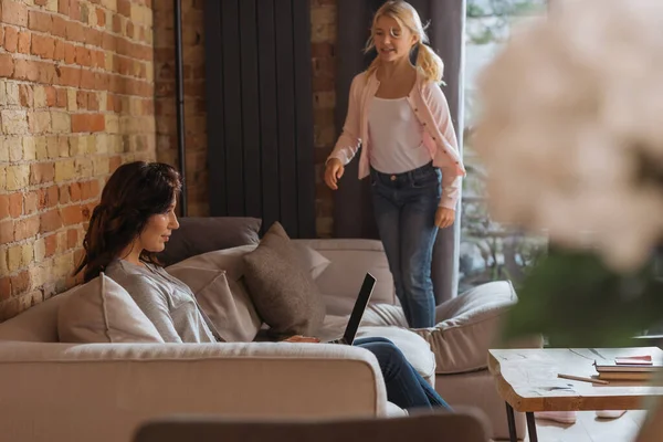 Enfoque Selectivo Mujer Que Trabaja Ordenador Portátil Cerca Hija Sonriente — Foto de Stock