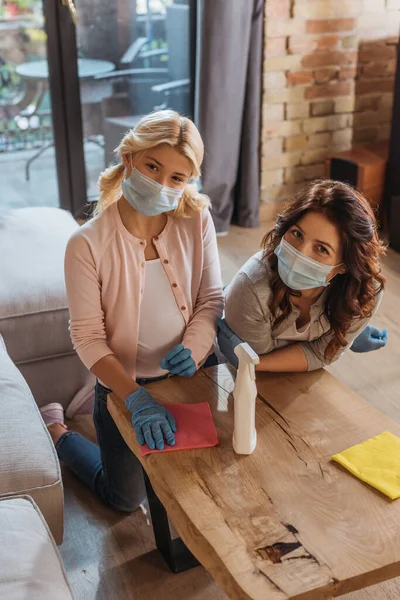 Moeder Dochter Medische Maskers Kijken Naar Camera Tijdens Het Schoonmaken — Stockfoto