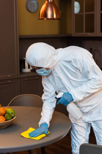 Homem Terno Hazmat Máscara Médica Luvas Látex Mesa Limpeza Com — Fotografia de Stock