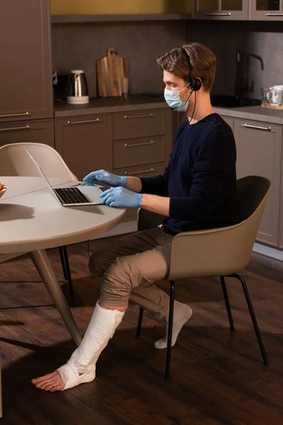 Vista Lateral Del Hombre Discapacitado Máscara Médica Guantes Látex Trabajando — Foto de Stock