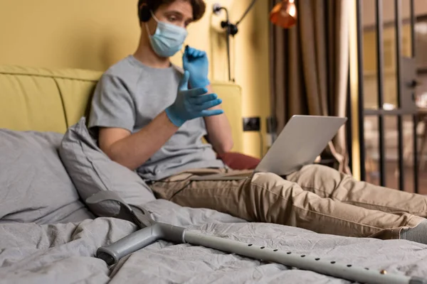 Focus Selettivo Della Stampella Vicino All Uomo Maschera Medica Auricolare — Foto Stock