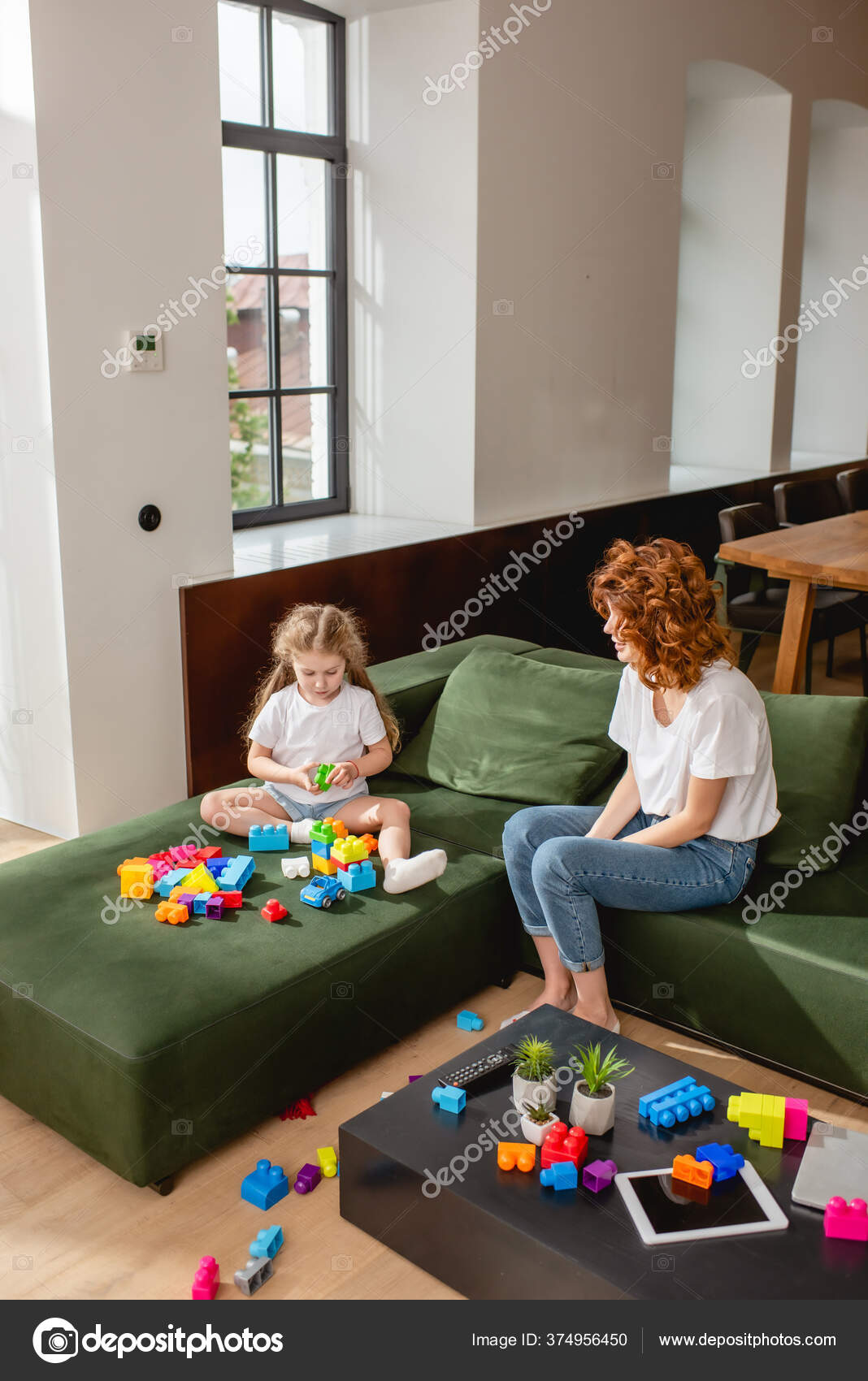 Mutter schaut Tochter beim Blasen zu Mutter schaut Tochter beim Blasen zu