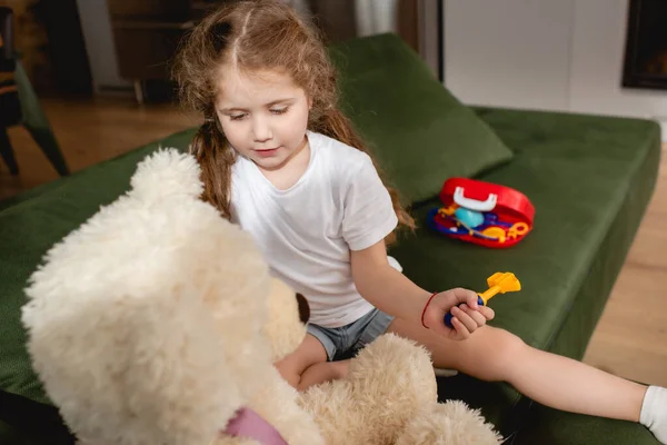 Вибірковий Фокус Милої Дитини Тримає Іграшку Біля Плюшевого Ведмедя Граючи — стокове фото