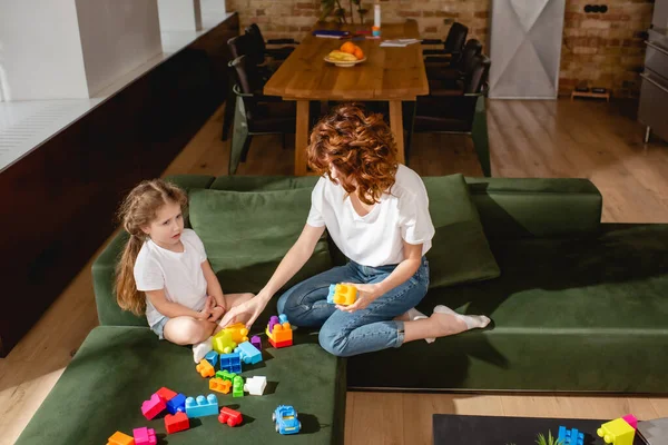 Redhead Mother Cute Daughter Playing Building Blocks Living Room — Stock Photo, Image
