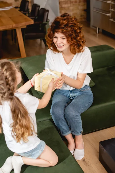 Foyer Sélectif Mère Rousse Heureuse Recevant Présent Près Fille Mignonne — Photo