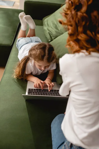 Back View Curly Mother Daughter Using Laptop Living Room — Stock Photo, Image