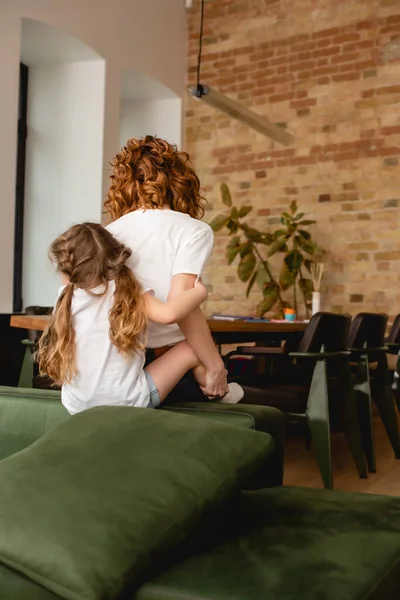 Terug Uitzicht Van Krullende Moeder Meeliften Leuke Dochter — Stockfoto