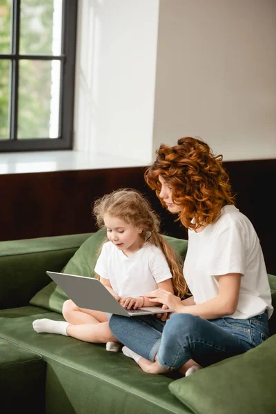 Redhead Mother Holding Laptop Cute Daughter Living Room — Stock Photo, Image