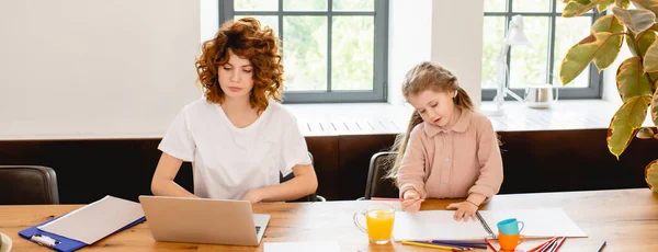 Panorama Gröda Lockigt Frilansande Mamma Med Bärbar Dator Nära Barn — Stockfoto