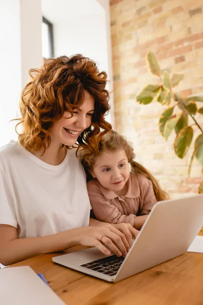 Glad Unge Tittar Laptop Medan Frilansande Mamma Arbetar Hemifrån — Stockfoto