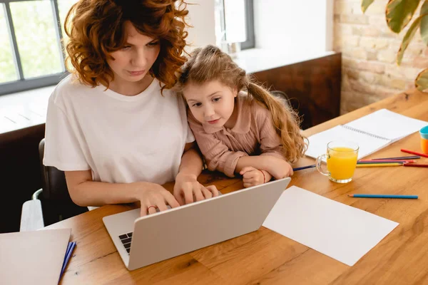 Schattig Kind Zoek Naar Laptop Terwijl Freelancer Moeder Werken Vanuit — Stockfoto