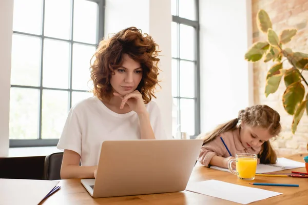 Söt Dotter Rita Medan Frilansande Mamma Arbetar Hemifrån — Stockfoto