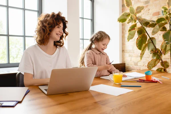 Feliz Filha Desenho Enquanto Mãe Freelancer Trabalhando Casa — Fotografia de Stock