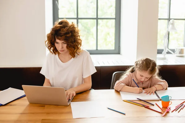 Adorável Filha Desenho Enquanto Mãe Freelancer Trabalhando Casa — Fotografia de Stock