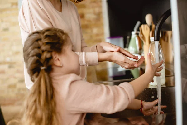 Concentrarea Selectivă Mamei Fiicei Drăguțe Spălarea Mâinilor — Fotografie, imagine de stoc