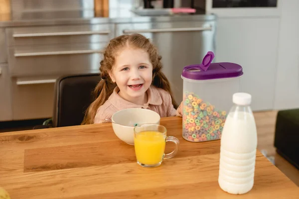 Happy Kid Smiling Corn Flakes Glass Orange Juice Bottle Milk — Stock Photo, Image