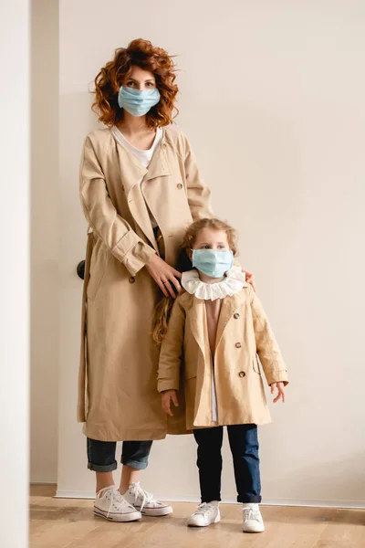 Mãe Encaracolado Filha Bonito Máscaras Médicas Casacos Trincheira — Fotografia de Stock