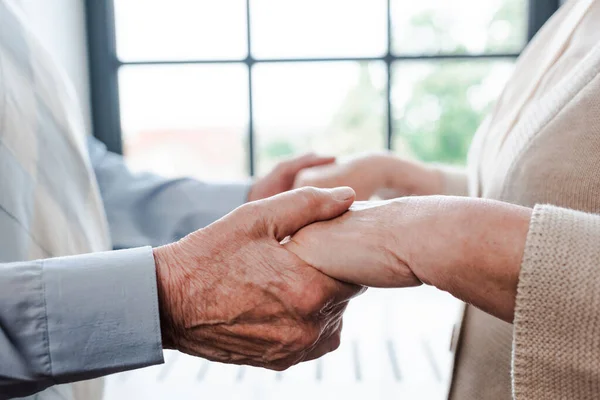 Cropped View Elderly Couple Holding Hands Home — Stock Photo, Image