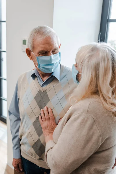 Sad Senior Couple Medical Masks Hugging Home Self Isolation — Stock Photo, Image