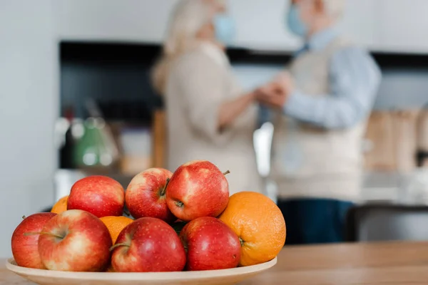 Casal Sênior Máscaras Médicas Dançando Cozinha Com Frutas Durante Auto — Fotografia de Stock