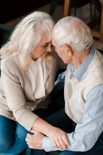 Αναστατωμένοι Ηλικιωμένοι Σύζυγοι Αγκαλιασμένοι Και Καθισμένοι Στο Σπίτι Καραντίνα — Φωτογραφία Αρχείου