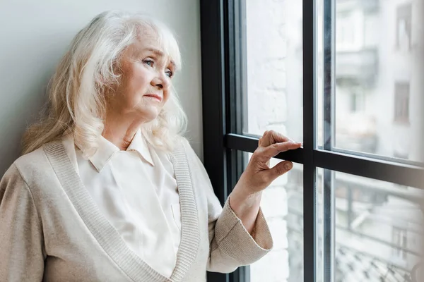 Triste Femme Âgée Regardant Par Fenêtre Pendant Isolement Personnel — Photo