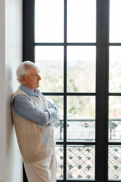 Sad Elderly Man Crossed Arms Standing Window Quarantine — Stock Photo, Image