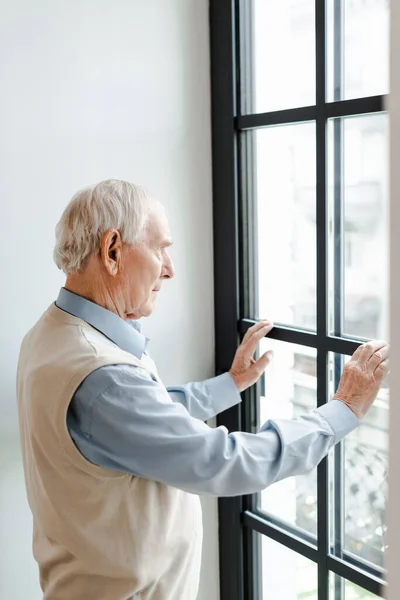 Hombre Mayor Molesto Mirando Por Ventana Durante Cuarentena — Foto de Stock