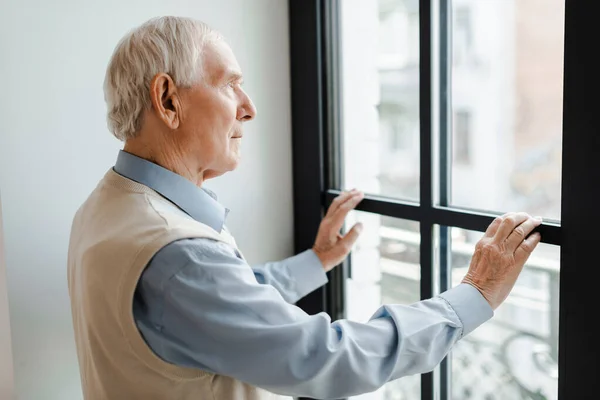 Triste Anciano Mirando Por Ventana Durante Cuarentena —  Fotos de Stock