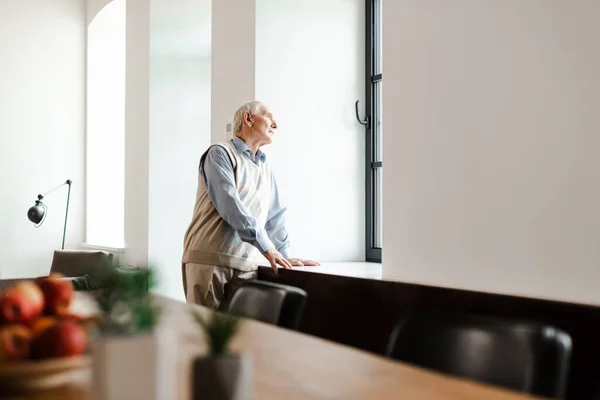 Anciano Molesto Pie Cerca Ventana Durante Cuarentena Enfoque Selectivo — Foto de Stock