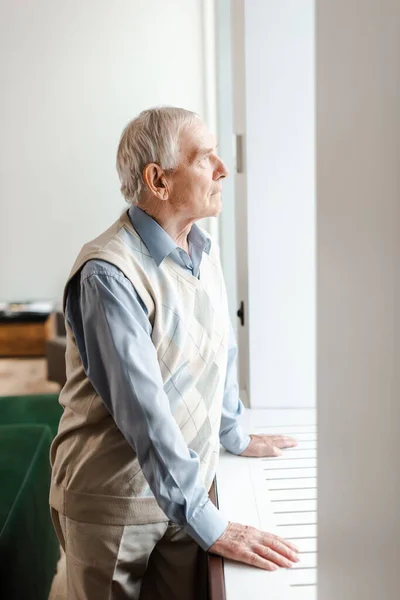 Turbato Uomo Anziano Piedi Guardando Attraverso Finestra Durante Quarantena — Foto Stock