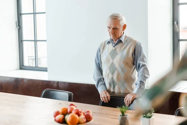 Homme Âgé Solitaire Debout Table Avec Des Fruits Pendant Quarantaine — Photo