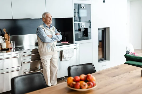 Αναστατωμένος Ηλικιωμένος Άνδρας Στέκεται Στην Κουζίνα Φρούτα Στο Τραπέζι Κατά — Φωτογραφία Αρχείου