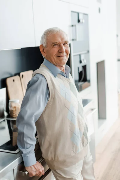 Glimlachende Oudere Man Keuken Tijdens Quarantaine — Stockfoto