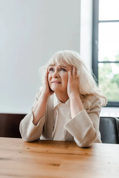 Ensam Äldre Kvinna Som Har Huvudvärk Hemma Självisolering — Stockfoto