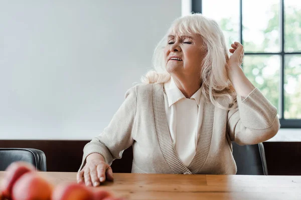 Starší Žena Trpí Bolestí Hlavy Když Sedí Doma Během Karantény — Stock fotografie