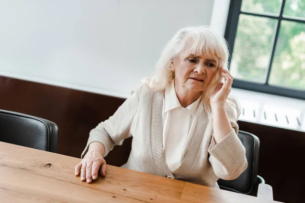 Ledsna Äldre Kvinna Med Huvudvärk Sitter Hemma Självisolering — Stockfoto