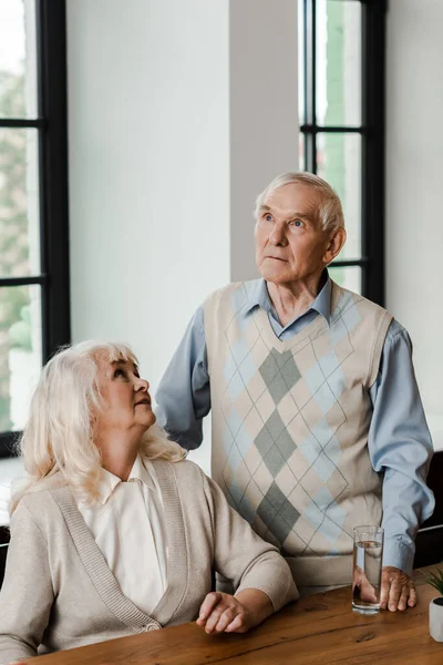 Upset Elderly Couple Glass Water Home Self Isolation — Stock Photo, Image