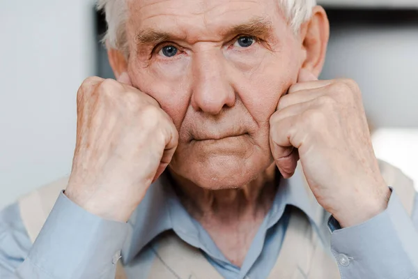 Triste Uomo Anziano Casa Durante Autoisolamento — Foto Stock