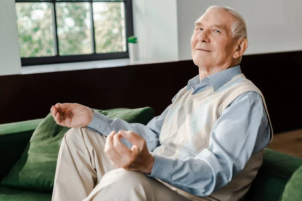 Homem Idoso Feliz Meditando Sofá Casa Durante Auto Isolamento — Fotografia de Stock