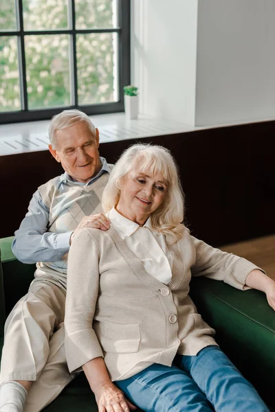 Feliz Pareja Ancianos Haciendo Masaje Descansando Casa Auto Aislamiento — Foto de Stock