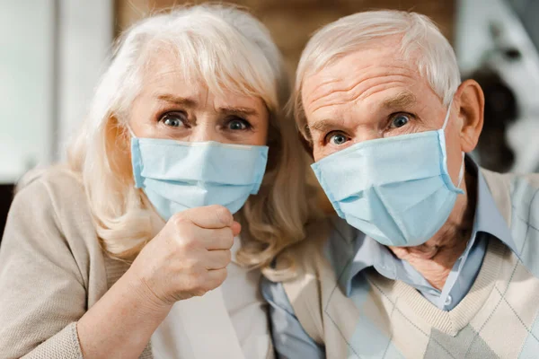 Emotioneel Bejaard Paar Medische Maskers Tonen Vuist Tijdens Zelfisolatie — Stockfoto