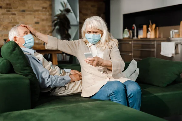 Worried Senior Woman Medical Mask Calling Doctor Smartphone While Ill — Stock Photo, Image