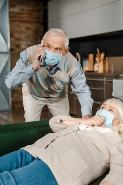 Preoccupato Uomo Anziano Maschera Medica Chiamando Medico Con Smartphone Mentre — Foto Stock