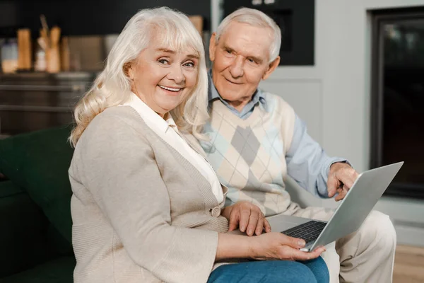 快乐的老夫妇在家中使用笔记本电脑进行自我隔离 — 图库照片