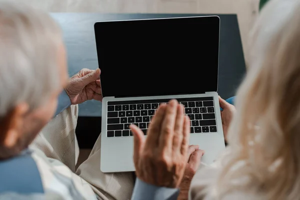 Przycięty Widok Pary Seniorów Machając Mając Wideo Czat Laptopie Pustym — Zdjęcie stockowe