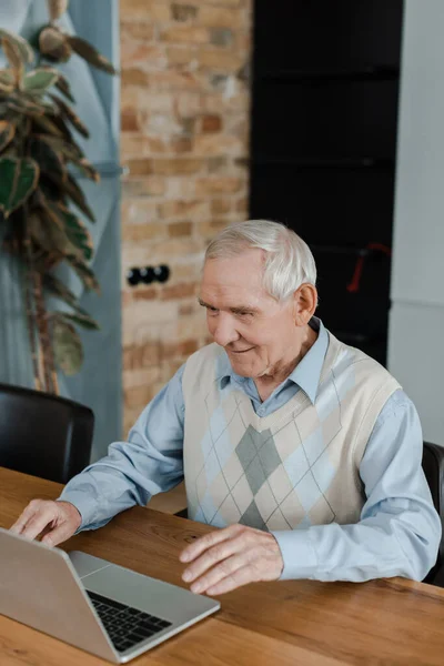 Bărbat Bătrân Fericit Care Video Chat Laptop Acasă Timpul Carantinei — Fotografie, imagine de stoc